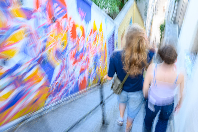 Paris: Experience the romance of Montmartre on a walk with a pro photographer Paris: Experience romance in Montmartre, a walk with a photographer in English
