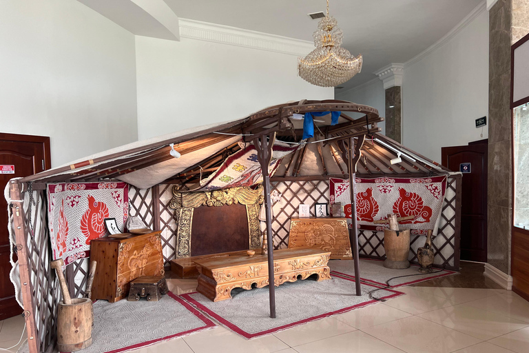 Depuis Oulan-Bator : statue de Gengis Khan et parc national de Terelj