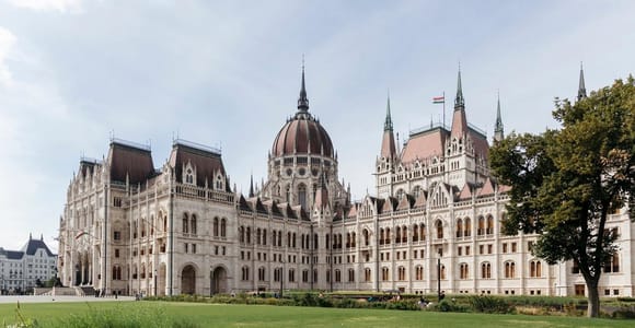 Budapest: Parliament & Its Surroundings Tour with Folk Music