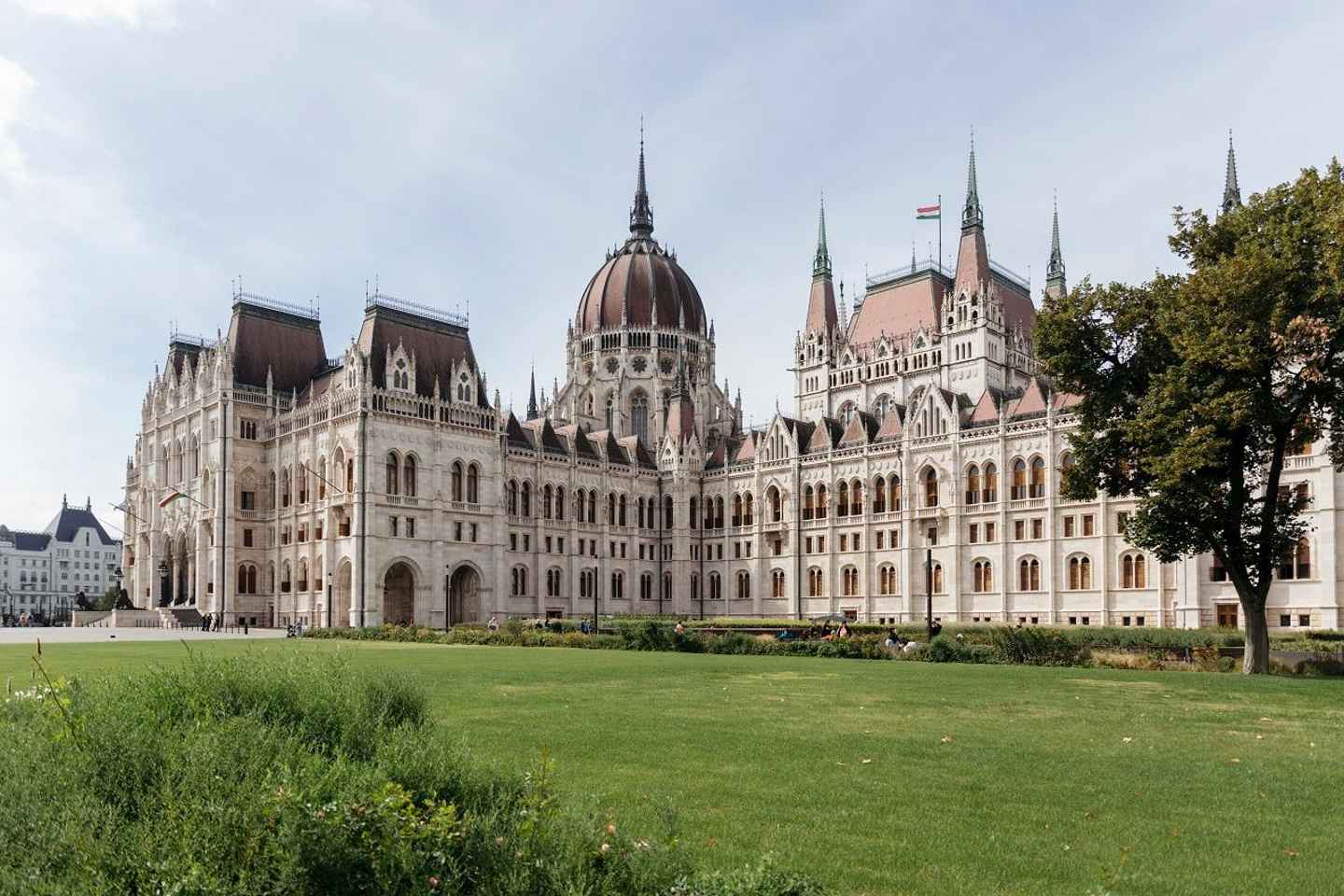 Budapest: Parliament & Its Surroundings Tour with Folk Music