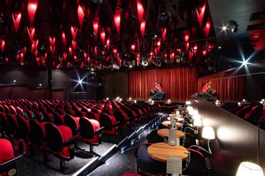 Berlin Stachelschweine Kabarett-Theater - Die letzten Tage von Deutschland. Foto: GetYourGuide Berlin Stachelschweine Kabarett-Theater - Die letzten Tage von Deutschland. Foto: GetYourGuide