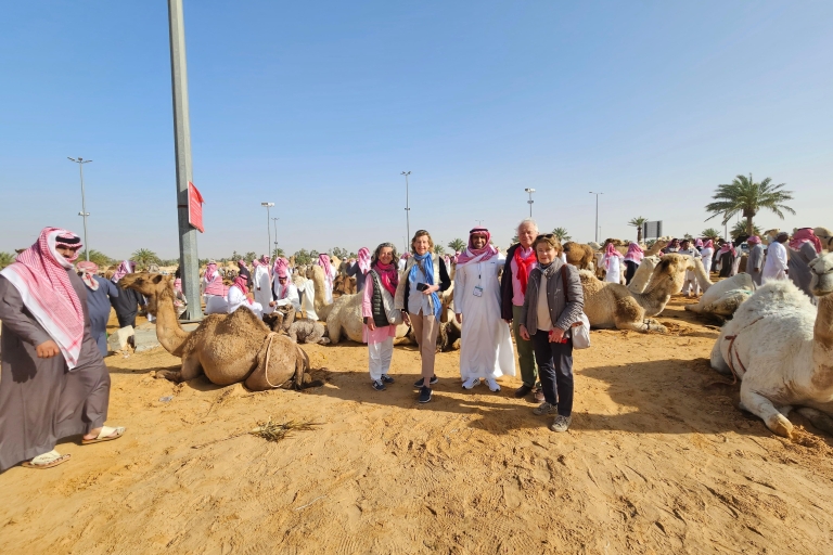 Qassim: visita al mayor mercado de camellos del mundo.