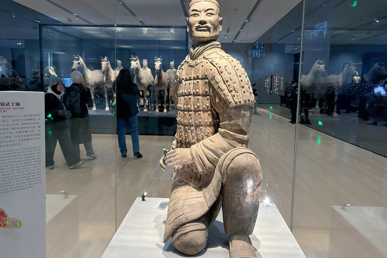 Xi'an: Terracotta Army, City Wall, Pagoda & Family Lunch Private Guided Tour with Lunch and Pickup Anywhere in Xi'an