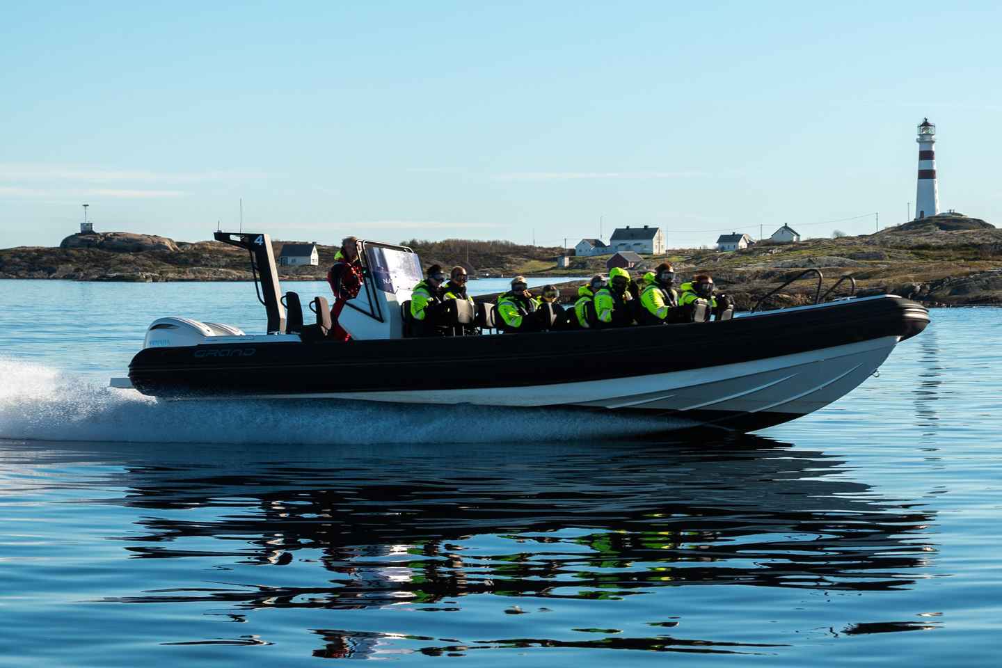 "크리스티안산드: RIB 스피드보트로 즐기는 빠른 군도 투어"

이 제목은 한국 여행자들이 자주 사용하는 키워드를 포함하고 있으며, 명확하고 매력적으로 구성되어 있습니다. 또한, 검색엔진 최적화를 염두에 두어 자연스럽게 관련 키워드를 삽입하여, 여행 계획을 세우는 한국인 여행자들의 관심을 끌 수 있도록 했습니다.