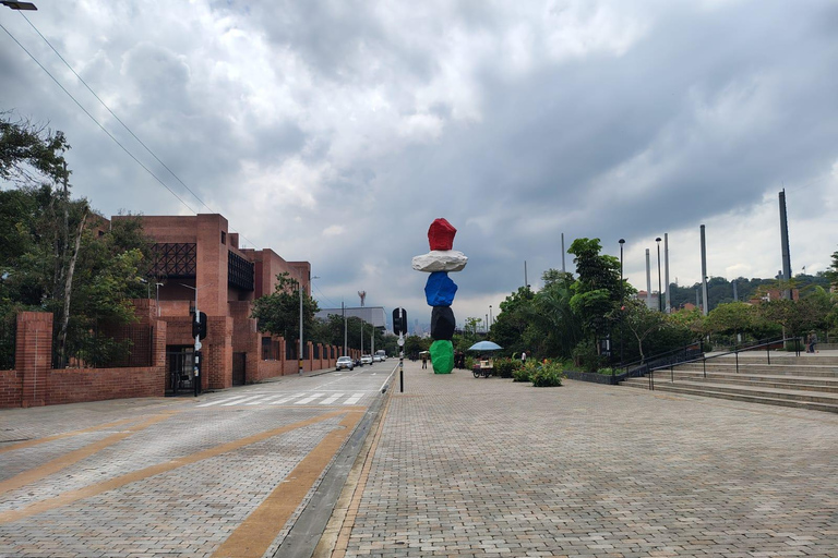 Medellín: Tour guiado a pie con paradas gastronómicas