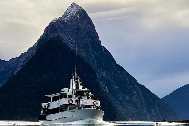 Queenstown: Milford Sound Cruise Day Tour with Lake Te Anau