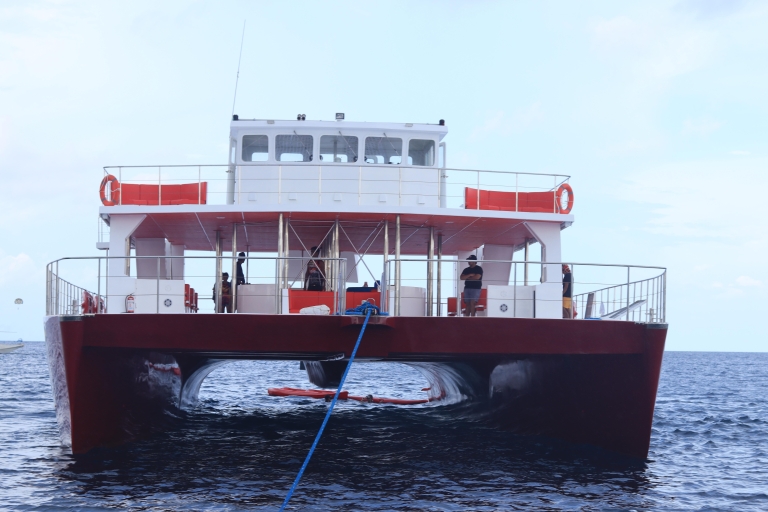 Le yacht de la fête par excellence : La baleine rouge de Boracay