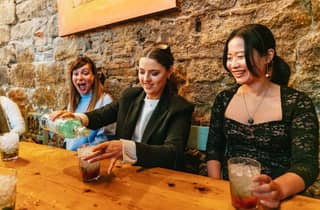 Barcelona: Cocktail-Meisterkurs vom Mixologen mit Tapas