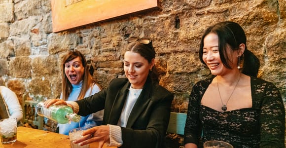 Barcelona: Cocktail Master Class by Mixologist with Tapas