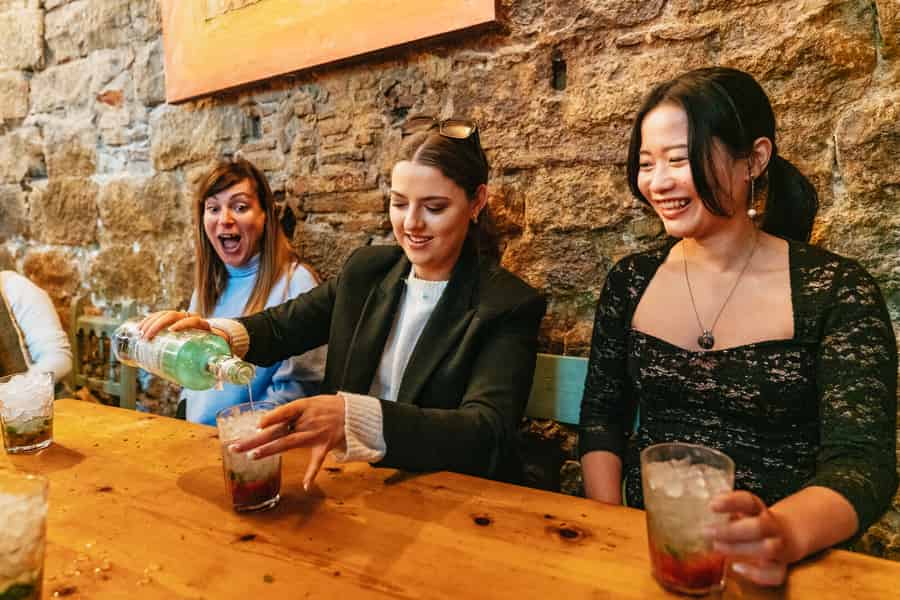 Barcelona: Cocktail-Meisterkurs vom Mixologen mit Tapas. Foto: GetYourGuide Barcelona: Cocktail-Meisterkurs vom Mixologen mit Tapas. Foto: GetYourGuide