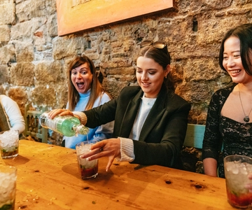 Barcelona: Cocktail Master Class by Mixologist with Tapas