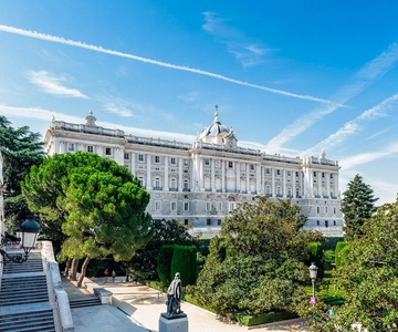 Guided Tour of the Royal Palace with Fast Access