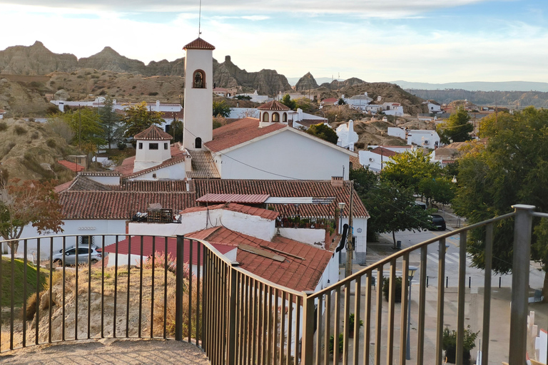 Guadix: Guided tour through Europe's largest cave district Guadix : Visite du plus grand quartier troglodyte d'Europe