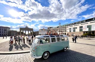 Berlin: Private Sightseeingtour im kultigen Oldtimer-VW-Bus