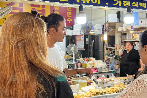 Caminhada noturna na fortaleza e lanche em um mercado local