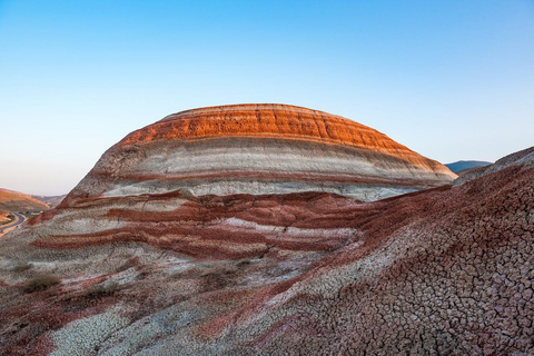 Baku: Pink Lake, Zuckerstangenberge &amp; Beshbarmaq TourBaku: Tour zum Rosa See, zu den Zuckerstangenbergen &amp; Besh-Barmak