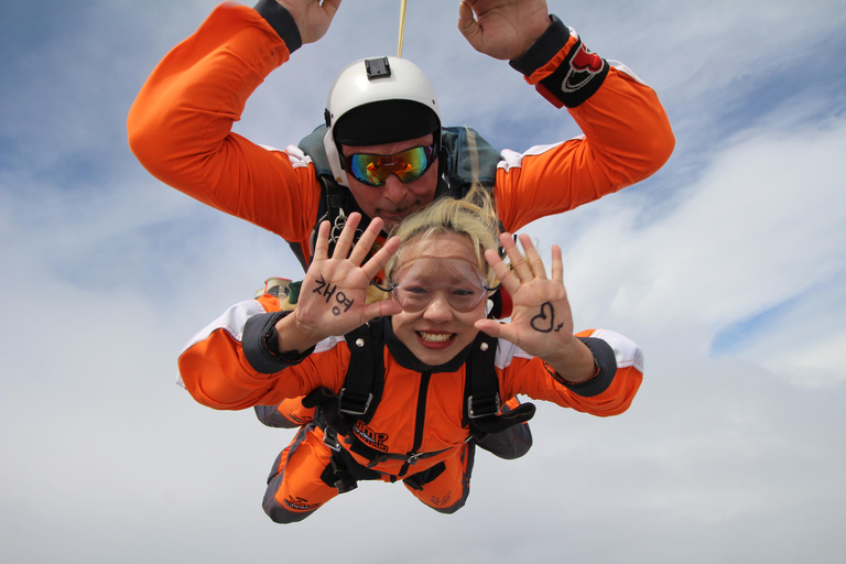 Prague: Tandem Skydiving 14,000 feet / free transfers