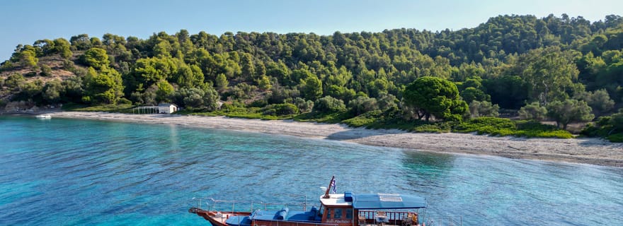 Skiathos : Croisière en bateau traditionnel avec arrêts baignade et déjeuner