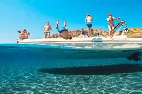 Au départ de Faliraki : Excursion en hors-bord dans les grottes de Kalithea et à Antony Kouin