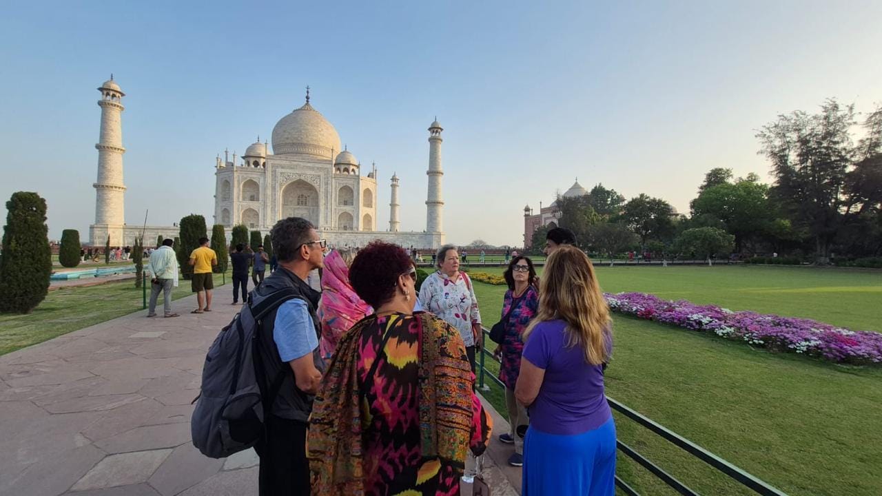 Ab Delhi: Tagestour zum Taj Mahal im klimatisierten Auto mit 5-Sterne-Mittagessen