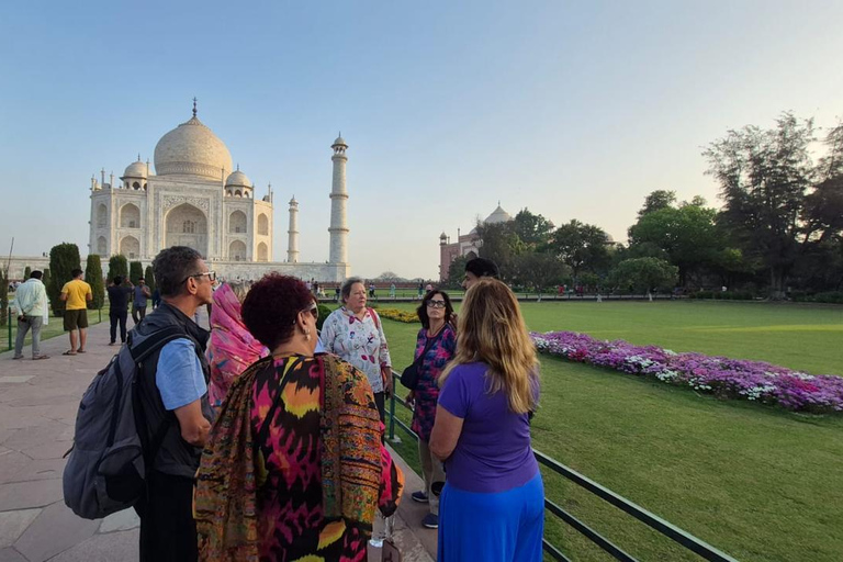From Delhi: Taj Mahal Day Trip by AC Car with 5-Star Lunch All-Inclusive Tour: AC Car, Guide, 5-Star Meal & Tickets