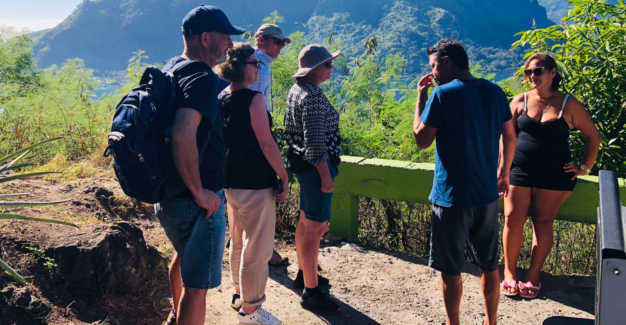 Moorea,4X4 safari öğle yemeği ile kara ve deniz arasında gezi - Hizvo