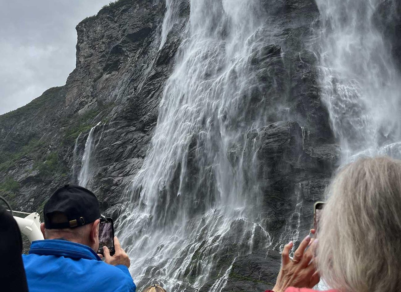 Geiranger: Sightseeingbådtur i fjorden og til vandfaldene – 75 minutter og 2 timer
