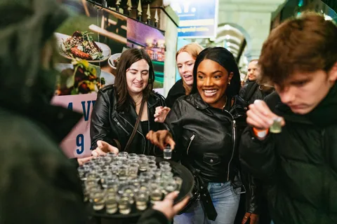 Edinburgh: 7 Bar Pub Crawl mit 7 Shots & Rabatten