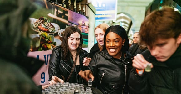 Edinburgh: 7 Bar Pub Crawl with 7 Shots & Discounts