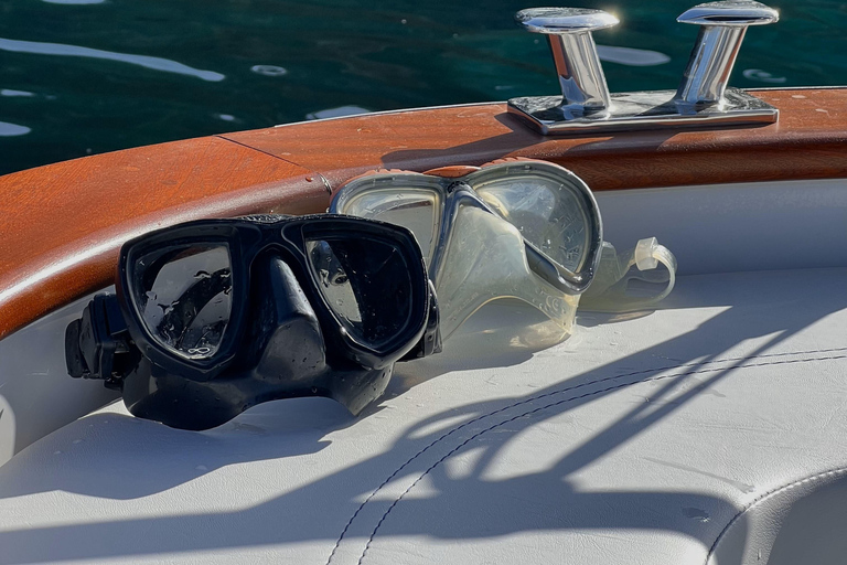 Procida : tour en bateau avec arrêts baignade et photos sous-marines