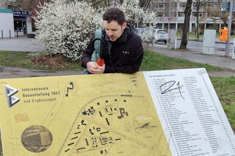 Berlin: Modernist Architecture Tour in the Hansaviertel Berlin: Walking Tour through the Hansaviertel