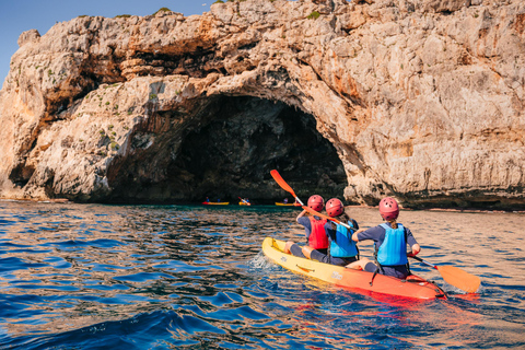 Cala Varques: Begeleide zeegrotten kajak- en snorkelexpeditie