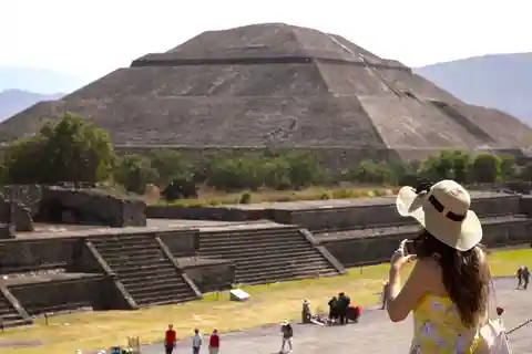 Mexico City: Trip to Teotihuacan Pyramids & Guadalupe Shrine