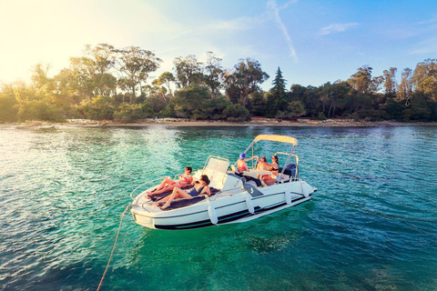 在戛纳乘坐私人游艇欣赏勒里恩群岛的日落在戛纳乘坐私人船只欣赏勒兰群岛的日落