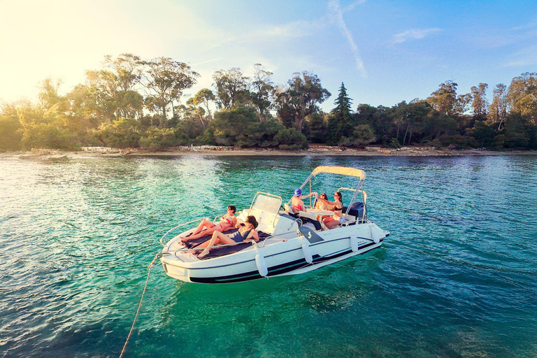 在戛纳乘坐私人游艇欣赏勒里恩群岛的日落在戛纳乘坐私人船只欣赏勒兰群岛的日落