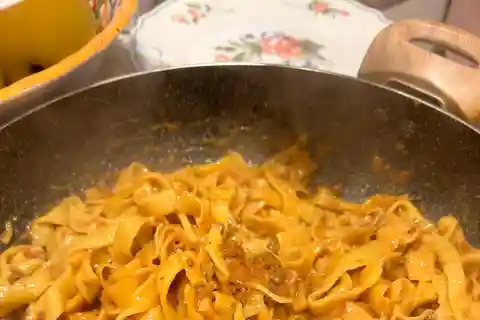 Atelier de cuisine consacré à la préparation des pâtes et du ragoût