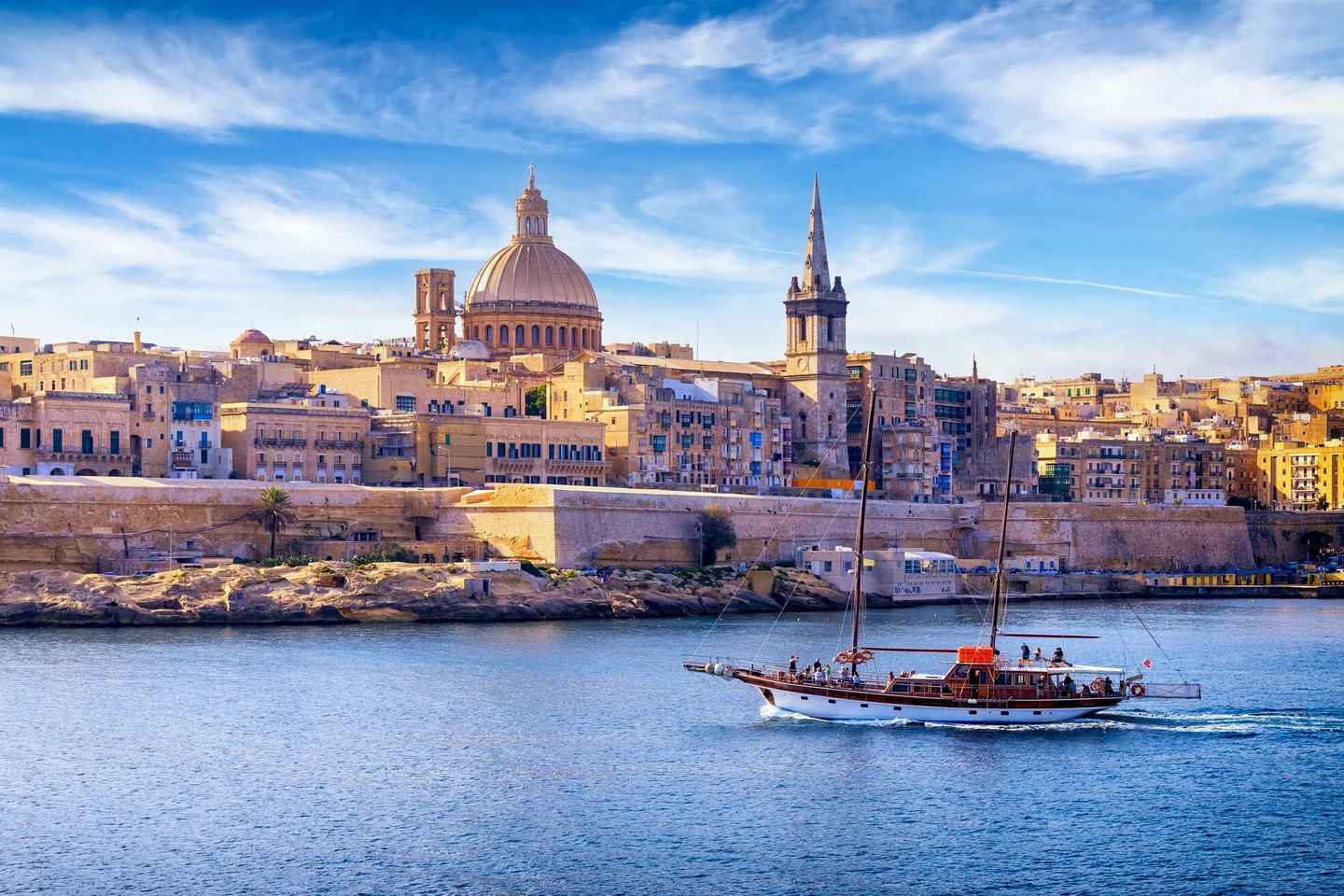 Sliema: Feuerwerksfestival-Kreuzfahrt mit Abendessen und Transfers
