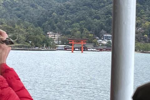 Hiroshima: visita al Parco del Memoriale della Pace e all&#039;Isola di MiyajimaHiroshima: persone con JR Pass o biglietti per il treno proiettile