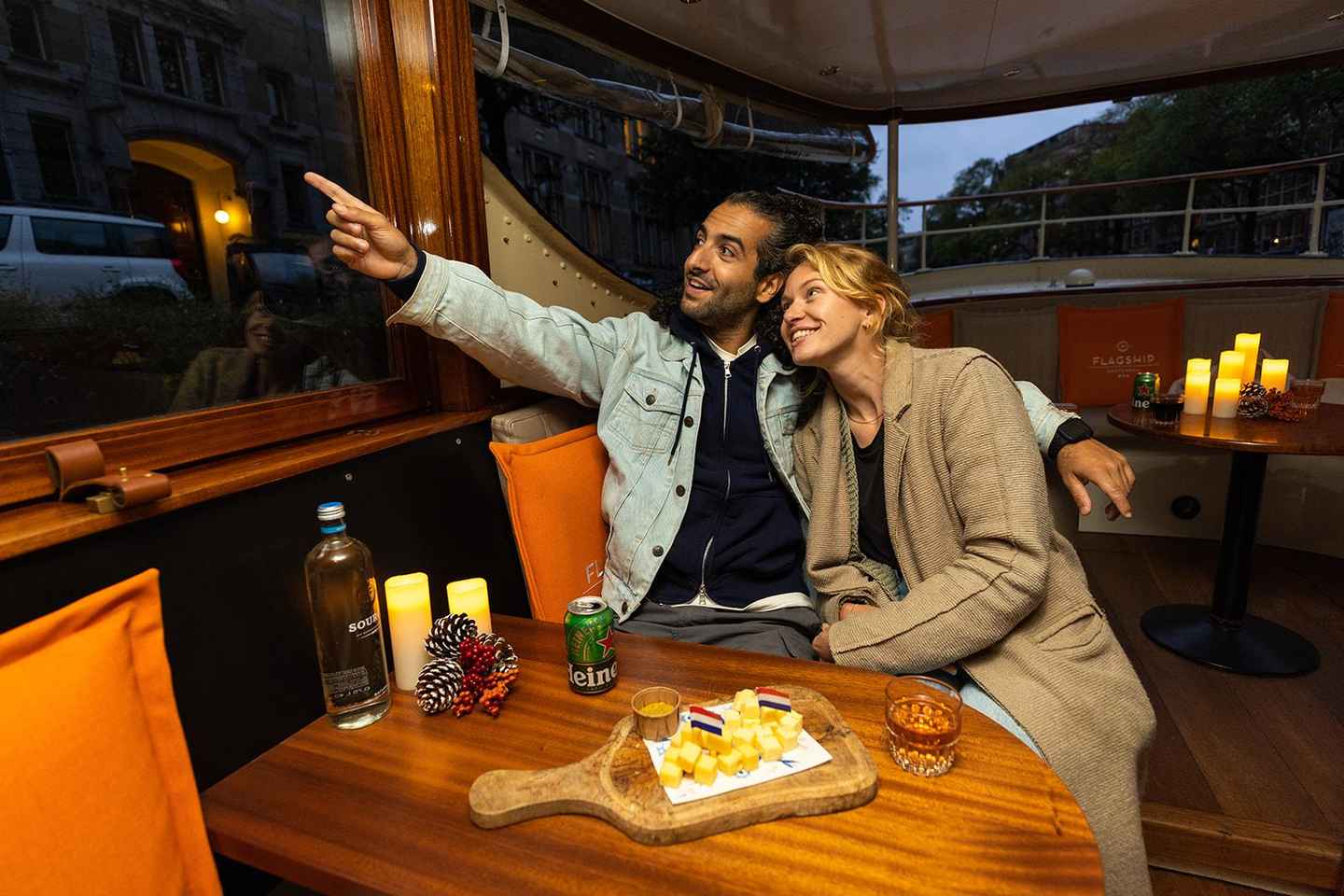 アムステルダム運河クルーズ：チーズとワイン飲み放題