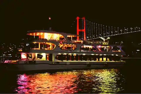 Istambul: cruzeiro com jantar pelo Bósforo, incluindo transporte e bebidas