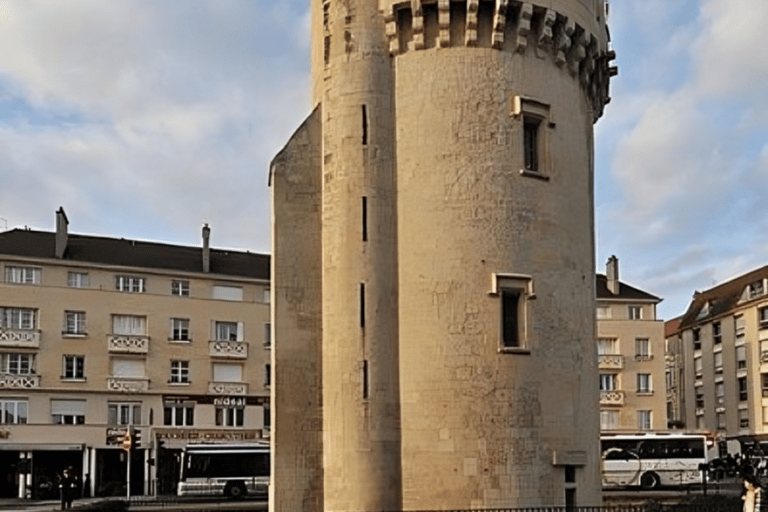 Caen: privé wandeltour op maat met een lokale gidsCaen: 4 uur privé wandeltour op maat