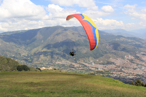 Medellín: 15-Minute Paragliding + Transportation + Breakfast Medellín: 15 min paragliding + transportation + breakfast