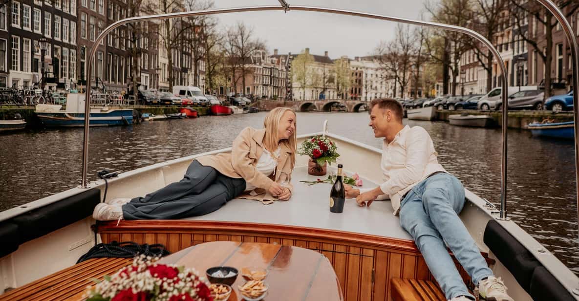 Afbeelding 4 van Amsterdam: Privé romantische grachtenrondvaart met prosecco/hapjes