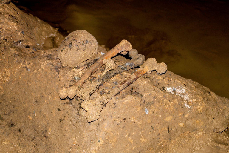 Expédition dans les grottes de Karajía Sarcophagi et Quiocta