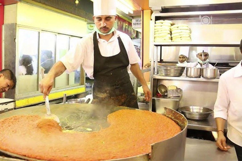 Tour gastronômico pelas ruas e praias de Mumbai com mais de 10 degustaçõesTour pela comida de rua e praia de Mumbai: coma e beba como um morador local