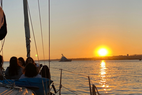 Lisbonne : "Sunset" &amp; "Day Tours" en bateau, avec boisson et musiqueLisbonne : "Tour en bateau privé au coucher du soleil", avec boissons et musique