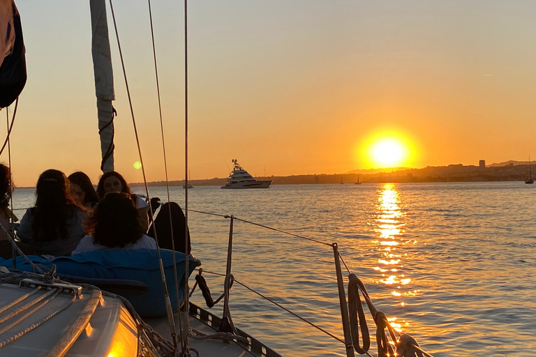 Lisbonne : "Sunset" &amp; "Day Tours" en bateau, avec boisson et musiqueLisbonne : "Tour en bateau privé au coucher du soleil", avec boissons et musique
