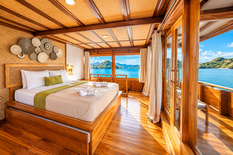 Labuan Bajo: 3-Day Komodo Sailing Luxury Boat with All Fees Deluxe Boat - Private Standar Room (2pax/room)