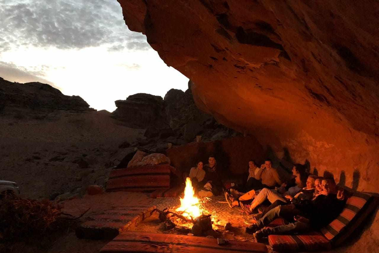 Wadi Rum : visite nocturne en jeep avec dîner et petit-déjeuner