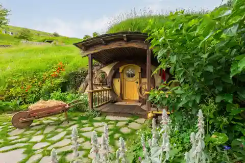 From Auckland: Hobbiton Movie Set Full-Day Trip